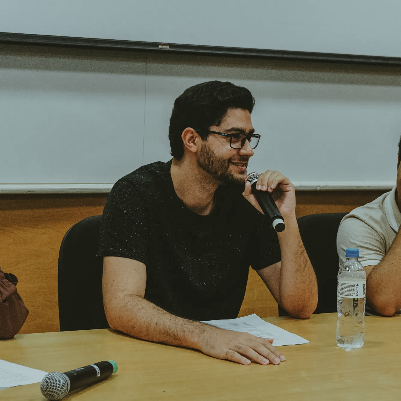Hibrael Loures conversando ao microfone