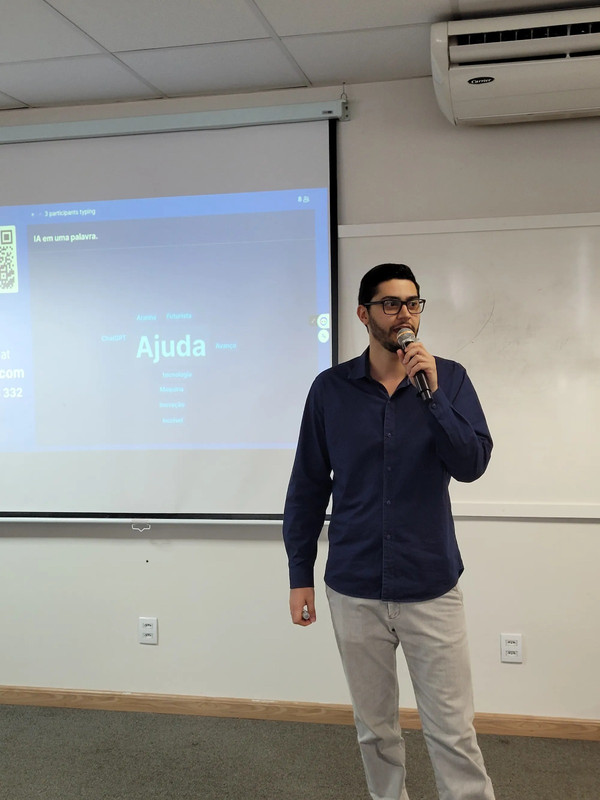Hibrael apresentando num encontro da UDIIA