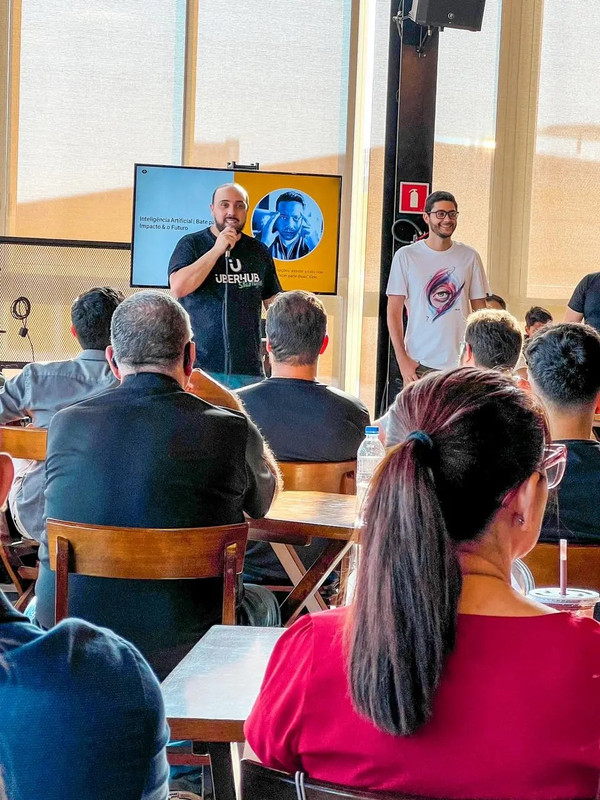 Hibrael durante uma palestra