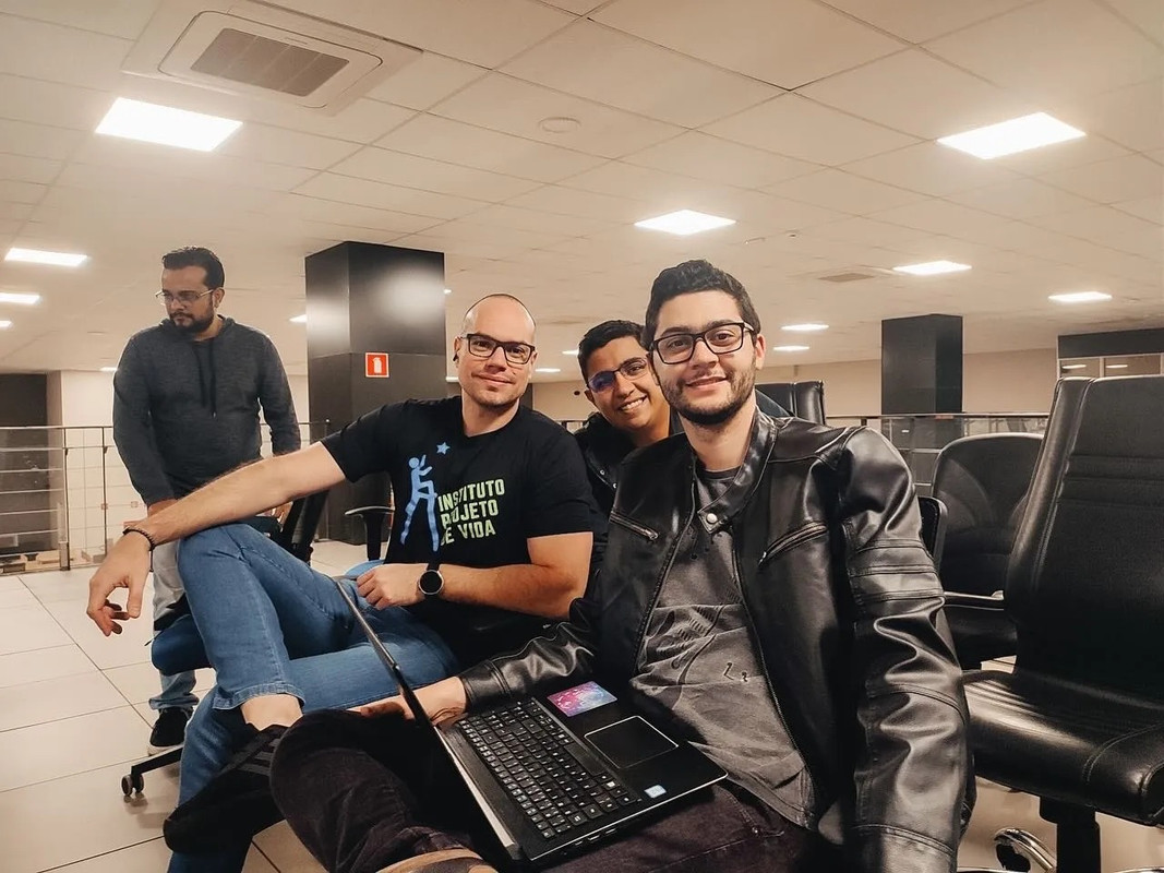 Grupo trabalhando com laptops